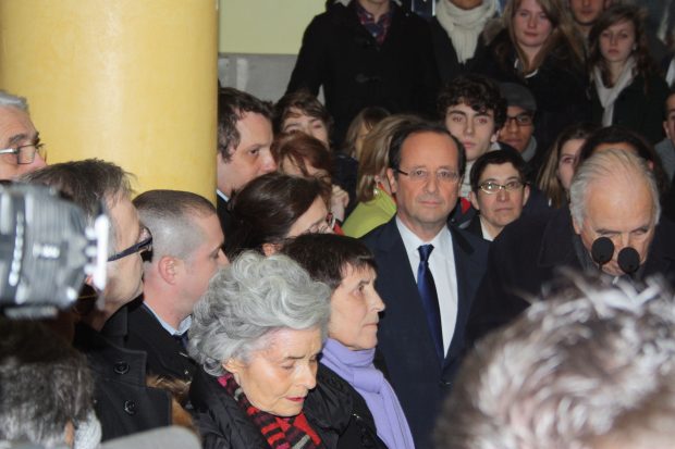 François Hollande lors de la campagne avait rencontré Hélène et Catherine Zay lors de sa visite au lycée orléanais.