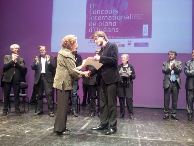 Imri Talgam reçoit le prix Blanche Selva des mains d’Alicia Terzian.