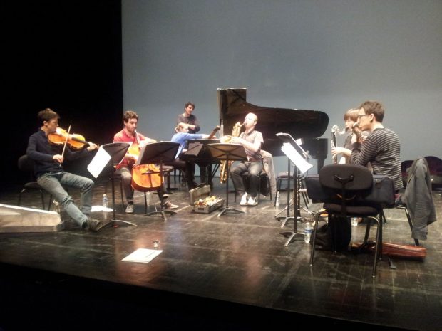 La pianiste allemande Kathrin Isabelle Klein en répétition avec l'ensemble Cairn et le compositeur Jérôme Combier. Photo: Jean-Dominique Burtin. 