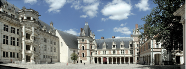 Spectacle d'Escrime dans la Cour du Château Royal de Blois