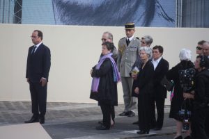 Juste avant l'entrée solennel, François Hollande avec les soeurs Zay.