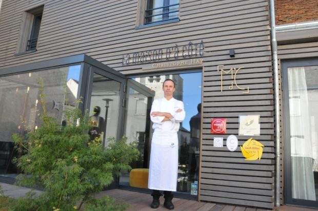 Christophe Hay devant "La Maison d'à côté" à Montlivault. 