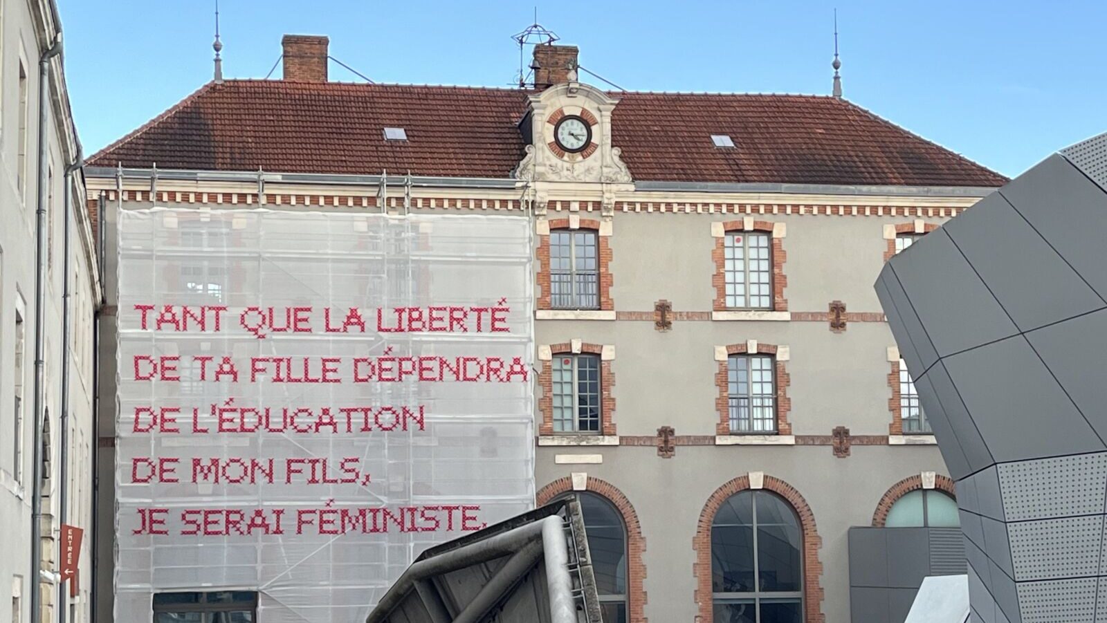 Broderie féministe géante au FRAC à Orléans