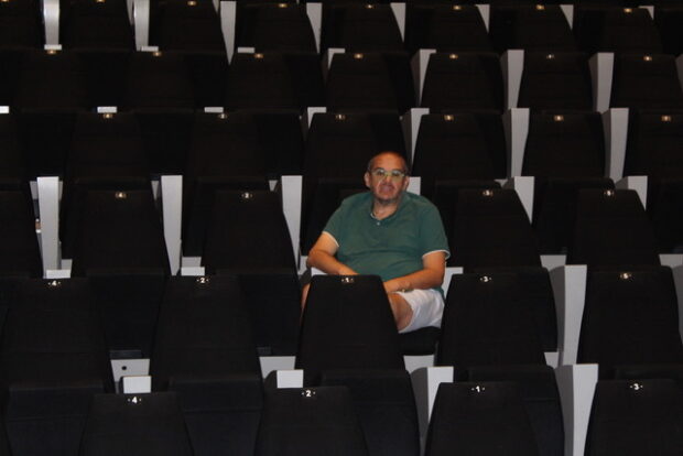 Jérôme Montchal au milieu de l’immense salle d’Équinoxe. Photo Pierre Belsoeur