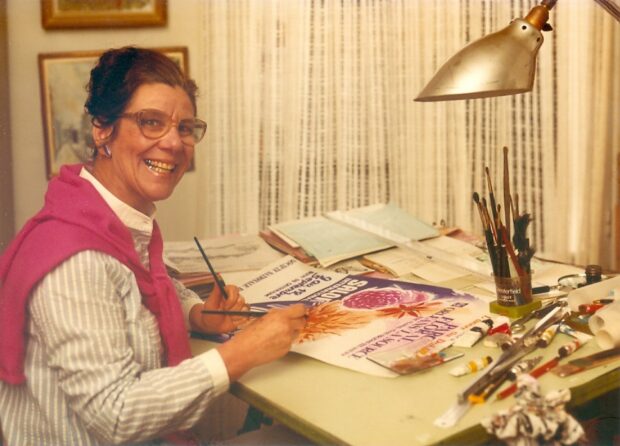 Huguette Sainson à sa table de travail