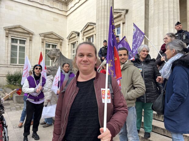 Pauline manifeste avec les associations féministes devant la cour d'appel d'Orléans le 3 décembre 2024.