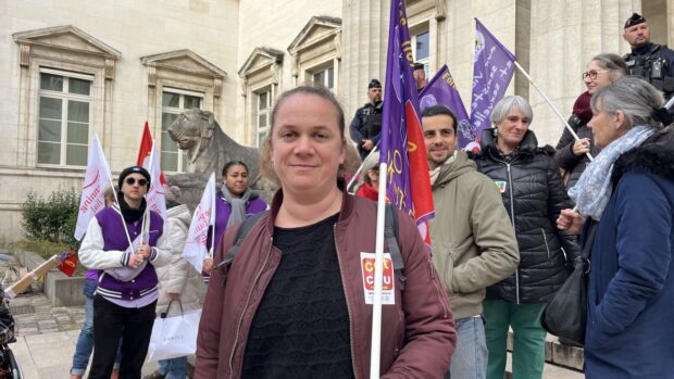 Pauline manifeste avec les associations féministes devant la cour d'appel d'Orléans le 3 décembre 2024.