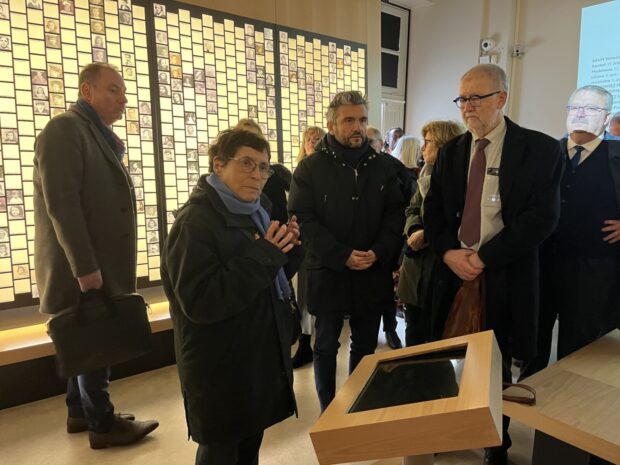 Hélène Mouchard-Zay fondatrice du Cercil Musée Mémorial des enfants du Vel d'Hiv dans la salle des enfants.