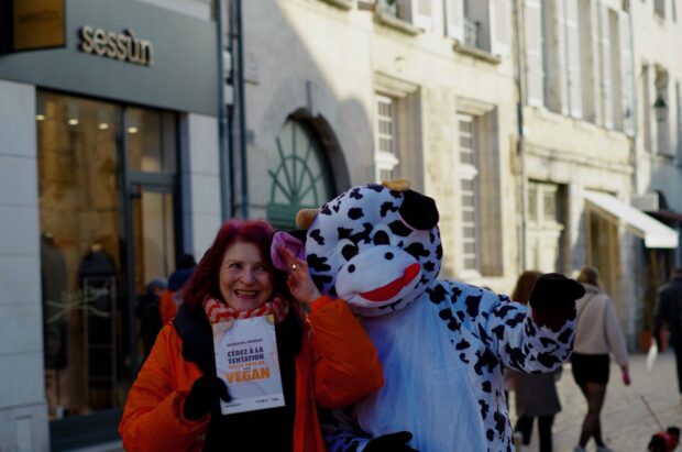 Edna et sa mascotte au Veganuary Orléans le 11 janvier 2025