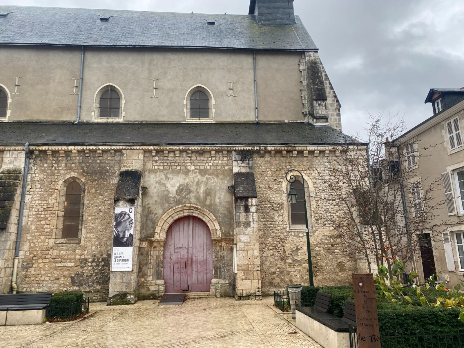 La Collégiale Saint-Pierre-Le-Puellier accueille l'exposition Ter-Ter {Soigner le quartier}. Crédit : Jeanne Beaudoin. 