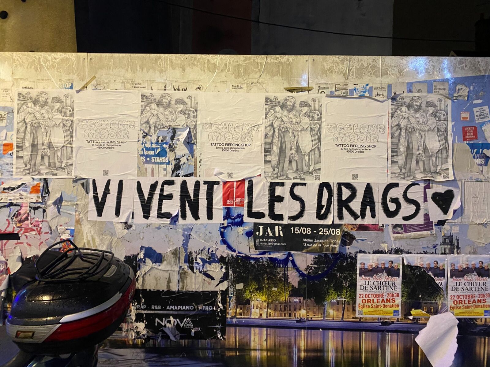 "Que vivent les drags" Collage féministe aperçu dans les rues d'Orléans. Crédit : Jeanne Beaudoin.